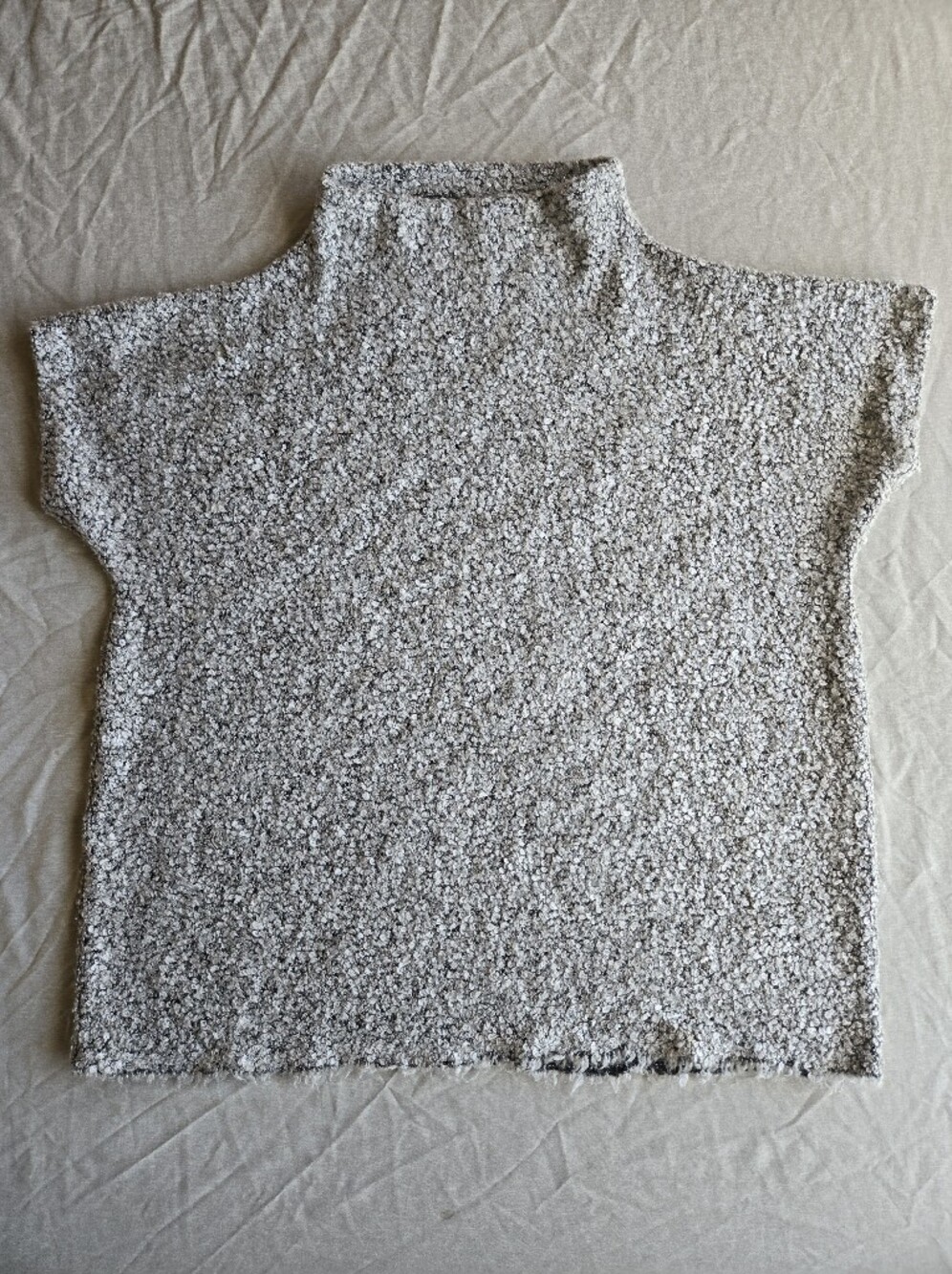 Textured Short-Sleeve Turtleneck Sweater in Light Gray Silver